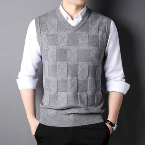Colete Masculino Tricot Xadrez Romenzi RZ668 em detalhe, peça sofisticada em tricot premium com padronagem clássica, ideal para looks casuais e formais.