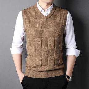 Colete Masculino Tricot Xadrez Romenzi RZ668 em detalhe, peça sofisticada em tricot premium com padronagem clássica, ideal para looks casuais e formais.