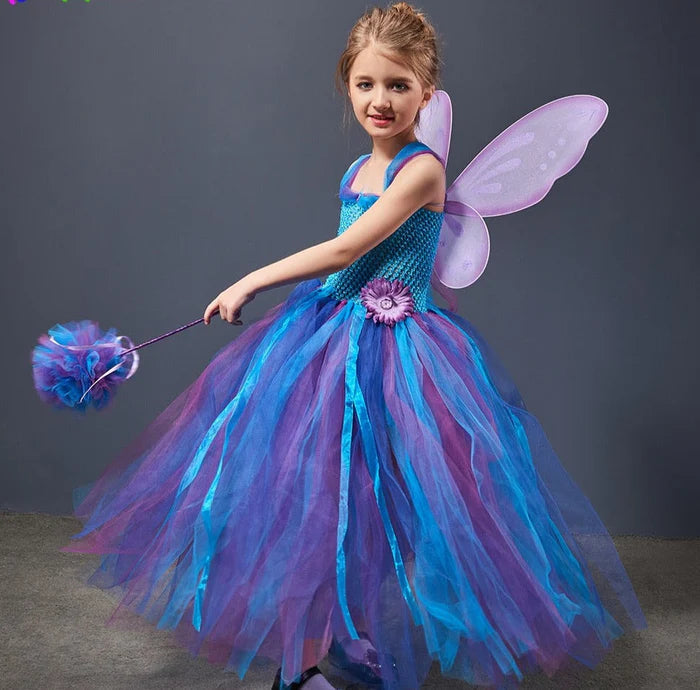 Fantasia Infantil Borboleta Azul Encantada com vestido, varinha de tule e asas, feita em elastano, tule, nylon e voil, ideal para festas e brincadeiras.