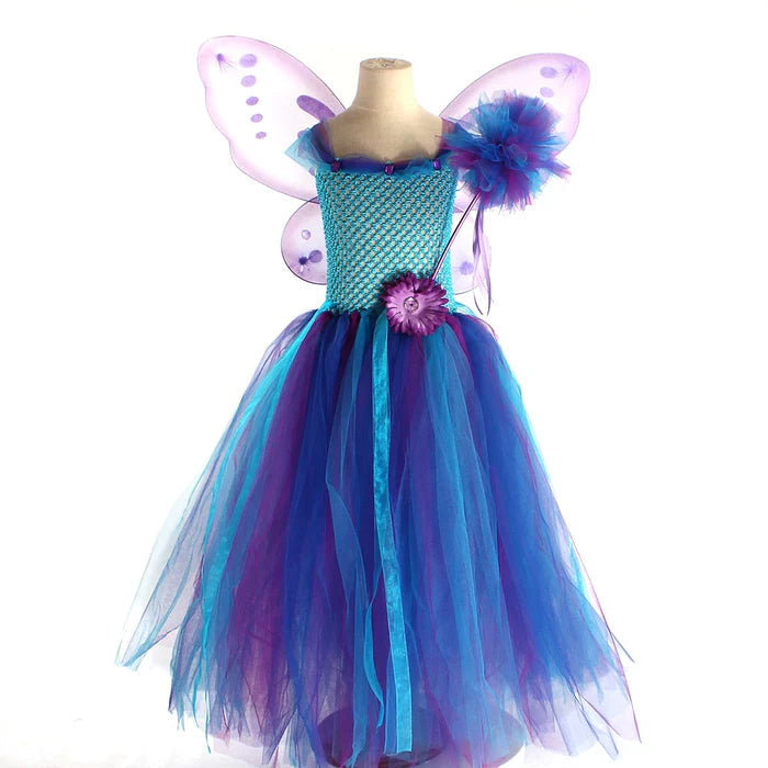 Fantasia Infantil Borboleta Azul Encantada com vestido, varinha de tule e asas, feita em elastano, tule, nylon e voil, ideal para festas e brincadeiras.