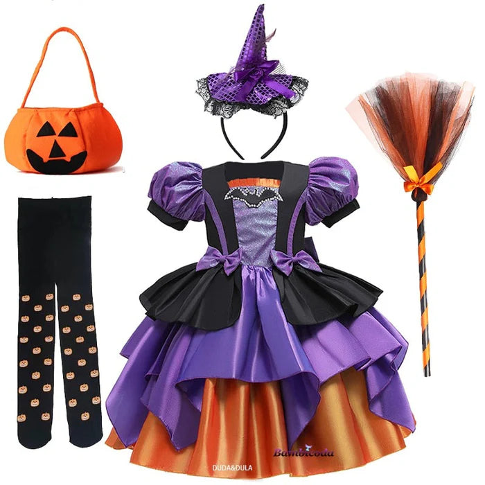 Fantasia Infantil Bruxa Abracadabra Halloween com vestido, vassoura, meia-calça, arquinho e bolsinha, perfeita para festas infantis e brincadeiras.