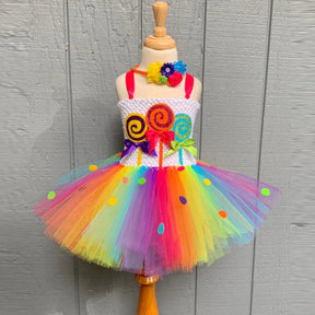 Fantasia Infantil Doces Arco-Íris em poliéster e nylon, com vestido colorido vibrante, ideal para festas infantis e brincadeiras mágicas.