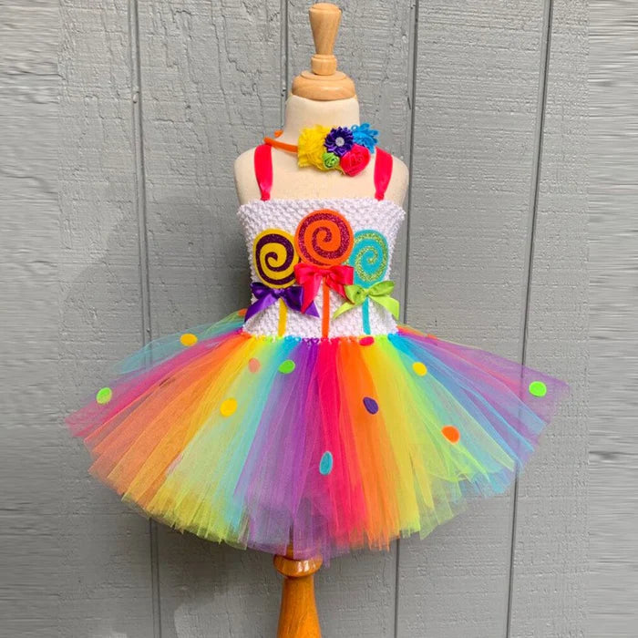 Fantasia Infantil Doces Arco-Íris em poliéster e nylon, com vestido colorido vibrante, ideal para festas infantis e brincadeiras mágicas.