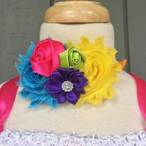 Fantasia Infantil Doces Arco-Íris em poliéster e nylon, com vestido colorido vibrante, ideal para festas infantis e brincadeiras mágicas.