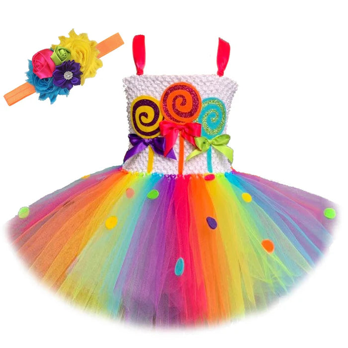 Fantasia Infantil Doces Arco-Íris em poliéster e nylon, com vestido colorido vibrante, ideal para festas infantis e brincadeiras mágicas.