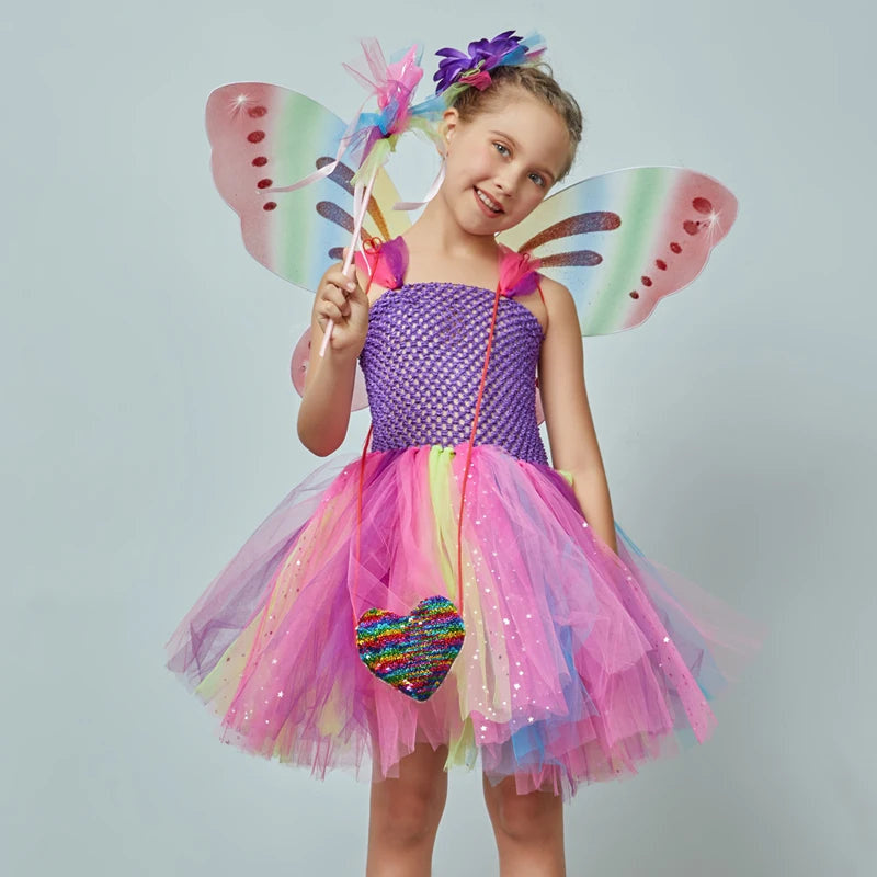 Fantasia Infantil Fada Encantada das Cores com vestido, asas, varinha, acessório de cabelo e bolsinha, ideal para festas e brincadeiras mágicas.