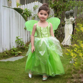 Fantasia Infantil Fada Verde Encantada com vestido, asas, luvas, coroa, colar e brincos, perfeita para festas infantis e brincadeiras mágicas.