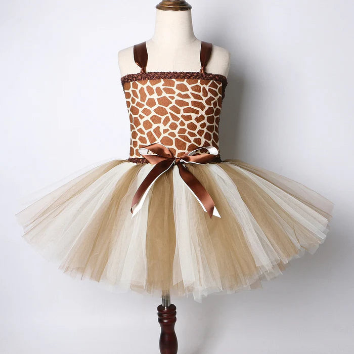 Fantasia Infantil Girafinha feita em poliéster e nylon, com design temático inspirado na girafa, ideal para festas infantis e brincadeiras mágicas.