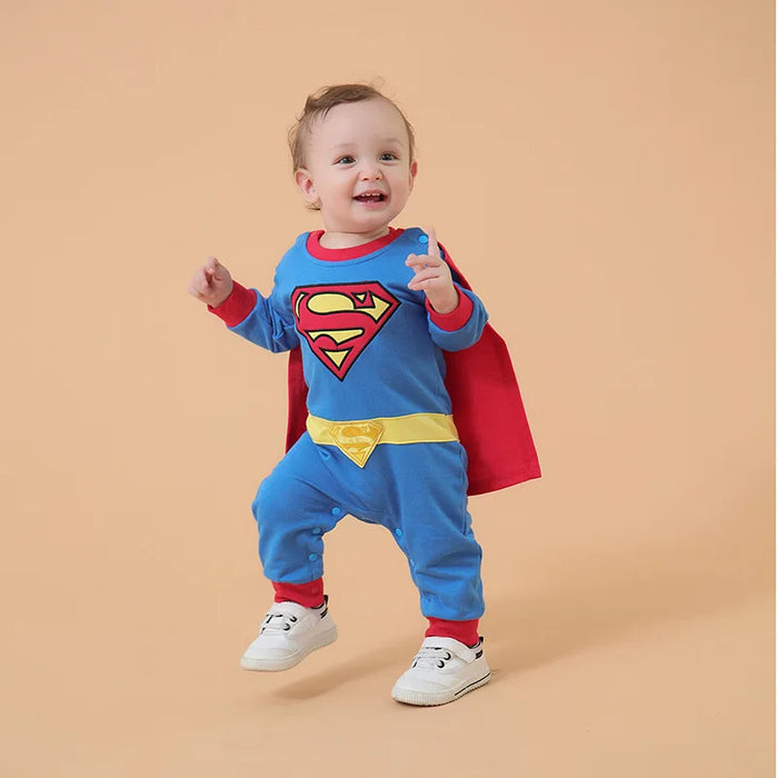Fantasia Infantil Herói Azul e Vermelho com Capa feita em algodão, ideal para festas infantis e brincadeiras cheias de imaginação e aventura.