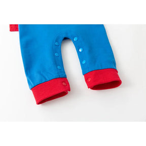 Fantasia Infantil Herói Azul e Vermelho com Capa feita em algodão, ideal para festas infantis e brincadeiras cheias de imaginação e aventura.