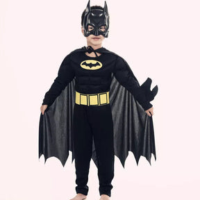 Fantasia Infantil Herói Morcego Preto com roupa, capa e máscara, feita em poliéster, ideal para festas infantis e brincadeiras cheias de ação.