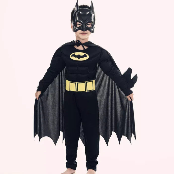 Fantasia Infantil Herói Morcego Preto com roupa, capa e máscara, feita em poliéster, ideal para festas infantis e brincadeiras cheias de ação.