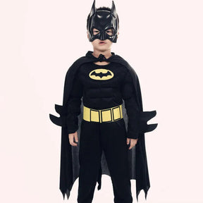 Fantasia Infantil Herói Morcego Preto com roupa, capa e máscara, feita em poliéster, ideal para festas infantis e brincadeiras cheias de ação.