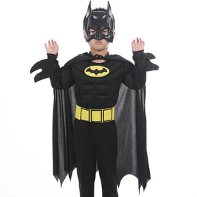 Fantasia Infantil Herói Morcego Preto com roupa, capa e máscara, feita em poliéster, ideal para festas infantis e brincadeiras cheias de ação.