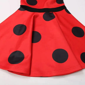 Fantasia Infantil Joaninha Vermelha com Bolinhas com vestido, bolsa e máscara, perfeita para festas infantis e brincadeiras divertidas.