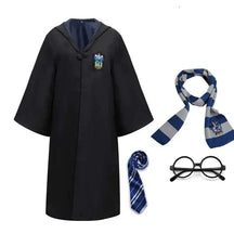 Fantasia Infantil Mago Bruxo Preto com Varinha em poliéster, ideal para festas infantis e brincadeiras mágicas cheias de imaginação.