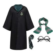 Fantasia Infantil Mago Bruxo Preto com Varinha em poliéster, ideal para festas infantis e brincadeiras mágicas cheias de imaginação.