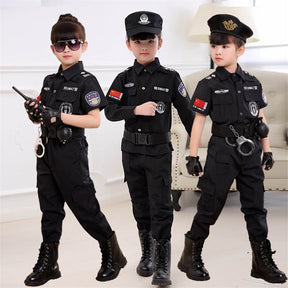 Fantasia Infantil Policial com camiseta, calça, boné, luvas, óculos, cinto e walkie talkie de brinquedo, ideal para festas e brincadeiras temáticas.