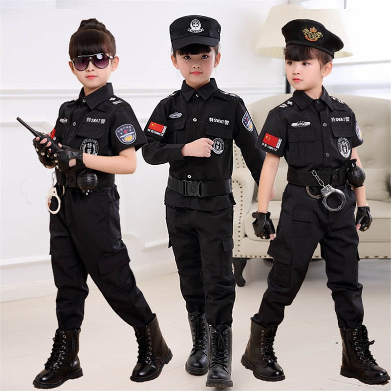 Fantasia Infantil Policial com camiseta, calça, boné, luvas, óculos, cinto e walkie talkie de brinquedo, ideal para festas e brincadeiras temáticas.