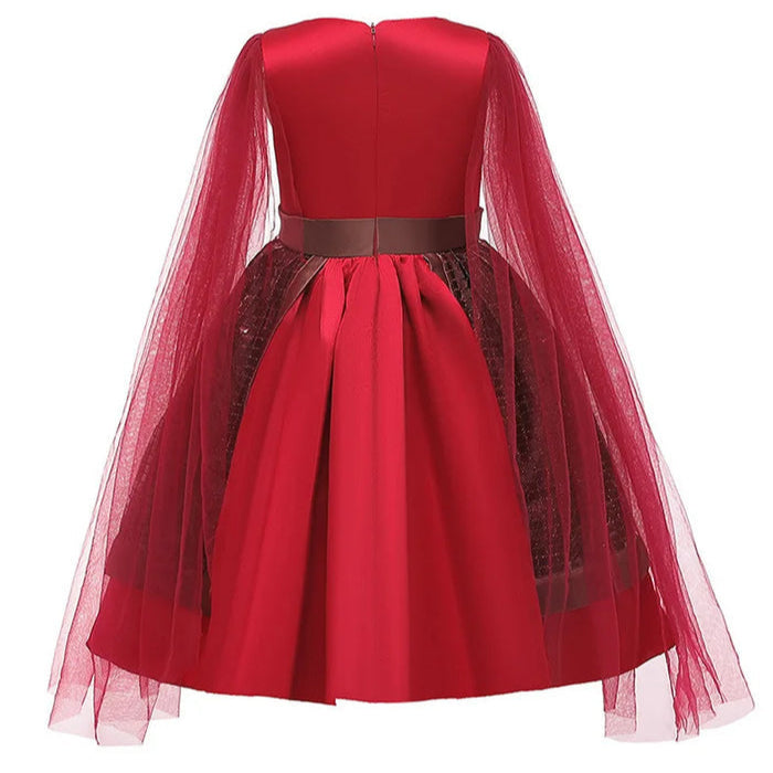 Fantasia Infantil Princesa Guerreira Vermelha com vestido, leque e espada, feita em poliéster, ideal para festas infantis e brincadeiras cheias de imaginação.