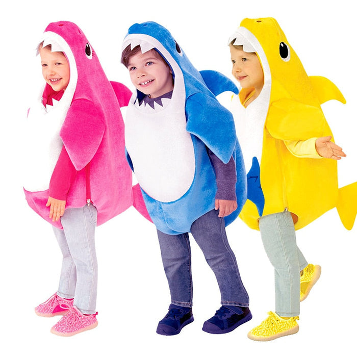 Fantasia Infantil Tubarão feita em poliéster, ideal para festas infantis e brincadeiras aquáticas cheias de imaginação.