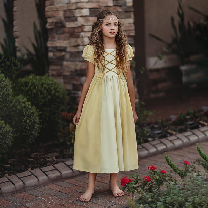 Fantasia Infantil Vestido Princesa Amarela feita em poliéster, malha e algodão, ideal para festas infantis e brincadeiras cheias de imaginação.