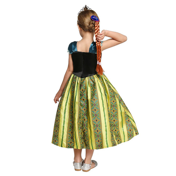 Fantasia Infantil Vestido Princesa Encantada Verde com vestido, coroa, varinha e peruca, feita em poliéster, ideal para festas infantis e brincadeiras mágicas.