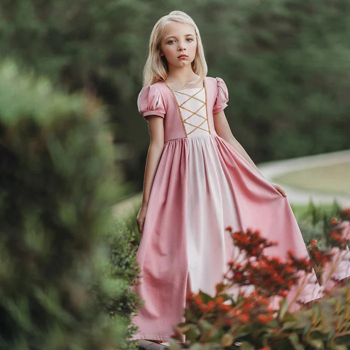 Fantasia Infantil Vestido Princesa Rosa Encantada feita em poliéster, malha e algodão, ideal para festas infantis e brincadeiras mágicas.