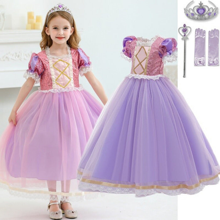 Fantasia Infantil Vestido Princesa Roxa da Torre com vestido, coroa e varinha mágica, feita em poliéster, malha e renda, perfeita para festas infantis.