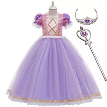 Fantasia Infantil Vestido Princesa Roxa da Torre com vestido, coroa e varinha mágica, feita em poliéster, malha e renda, perfeita para festas infantis.