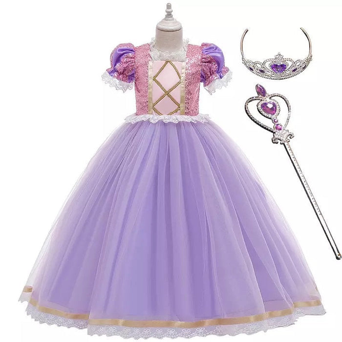 Fantasia Infantil Vestido Princesa Roxa da Torre com vestido, coroa e varinha mágica, feita em poliéster, malha e renda, perfeita para festas infantis.