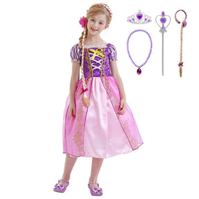 Fantasia Infantil Vestido Princesa Roxa Encantada com vestido, coroa, luvas, varinha e cabelo, feita em malha, algodão e poliéster, perfeita para festas infantis.
