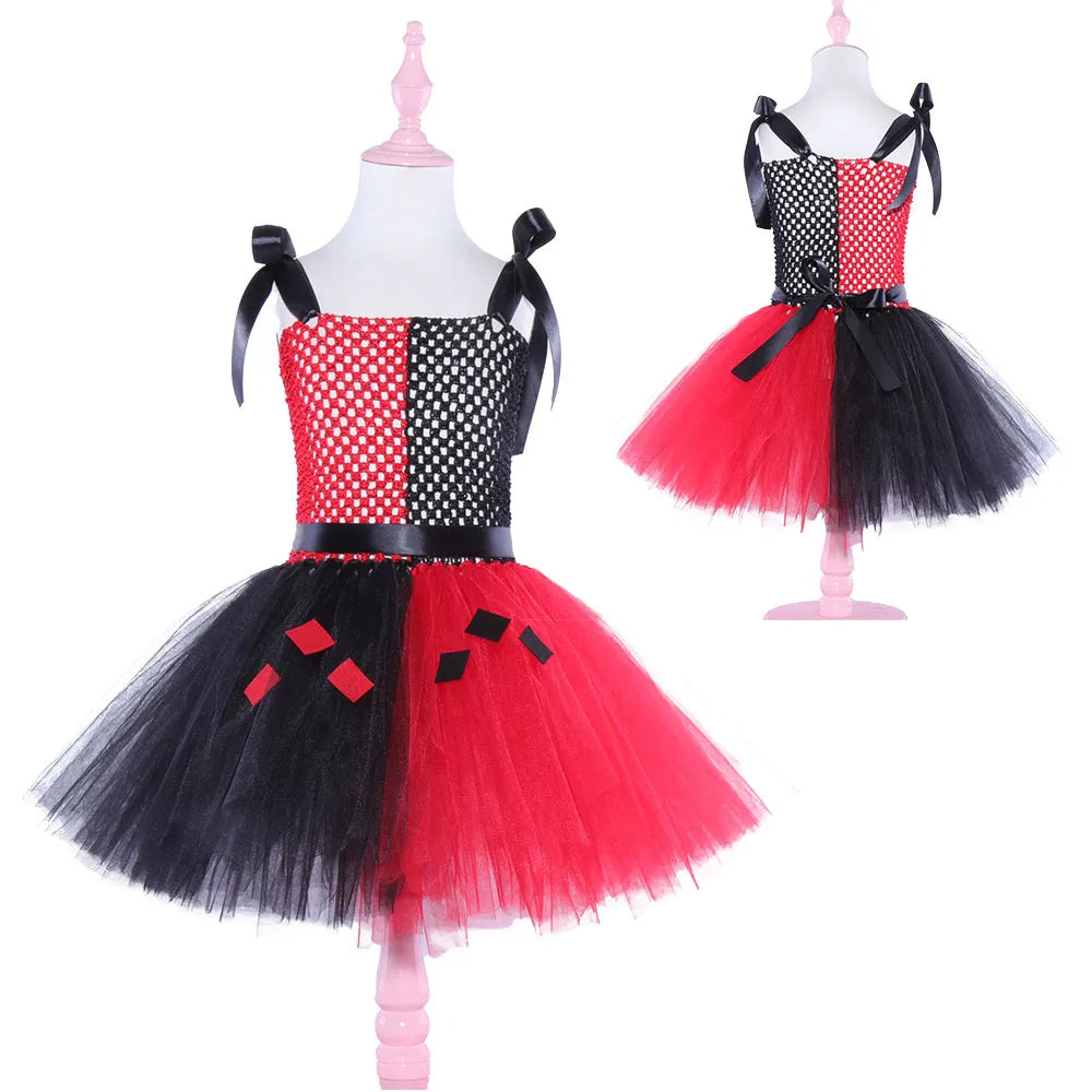 Fantasia Infantil Vilã Vermelha e Preta com vestido, arquinho, colar, pulseira e meia-calça, ideal para festas infantis e brincadeiras mágicas.