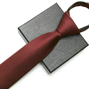 Gravata Clássica 1200 Fios Romenzi RZ450 em poliéster com acabamento refinado, toque acetinado e caimento elegante em seis cores distintas