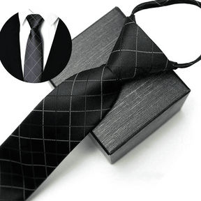 Gravata Romenzi Lumière RZ456, peça de acabamento impecável e toque suave, ideal para looks marcantes e cheios de distinção.