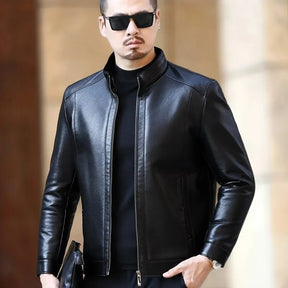 Jaqueta de Couro Masculina Romenzi Keanu RZ228 confeccionada em couro de alta qualidade, combinando sofisticação e conforto para todas as ocasiões.
