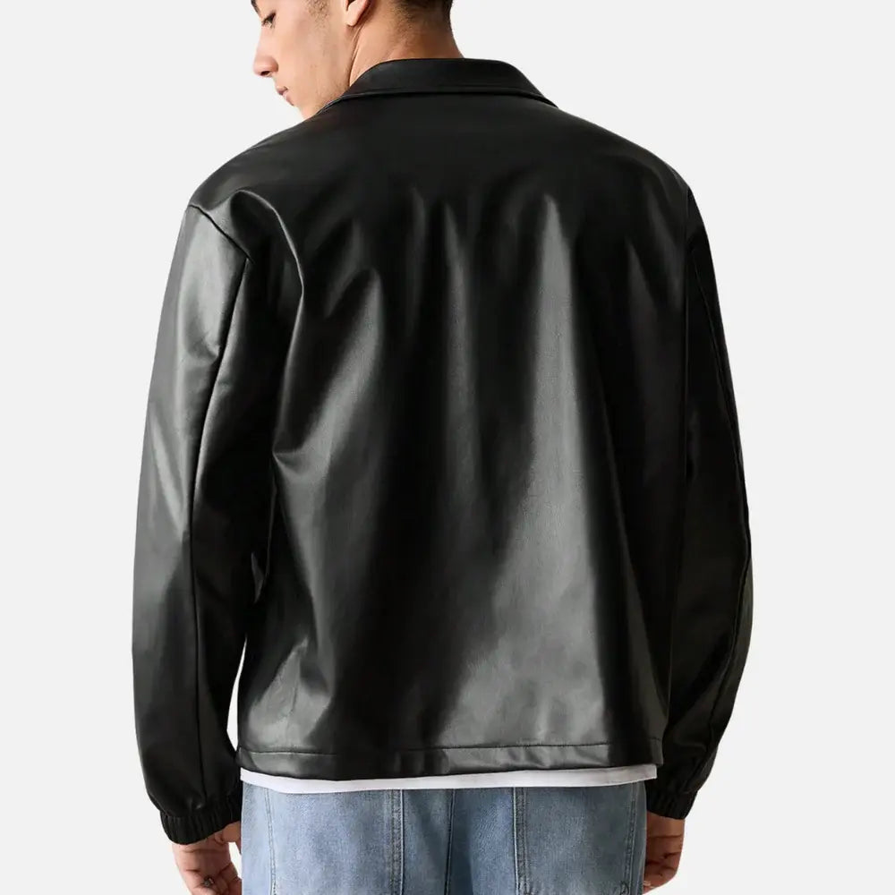 Jaqueta de Couro Masculina Romenzi RZ028 com design slim fit e acabamento refinado, ideal para estilo e praticidade.