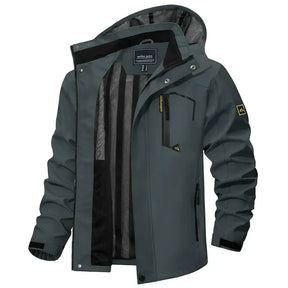 Jaqueta Impermeável Masculina Romenzi RZ323 feita com materiais impermeáveis e respiráveis, design ergonômico e moderno. Ideal para dias chuvosos e ao ar livre.