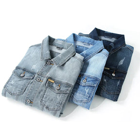 Jaqueta Jeans Denim Masculina Romenzi RZ153, confeccionada em material premium com costuras reforçadas e ajuste refinado para estilo clássico e durável.