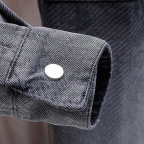 Jaqueta Jeans Masculina Romenzi Gradiente RZ251 com design moderno, efeito gradiente e materiais premium. Elegância e originalidade em qualquer ocasião.