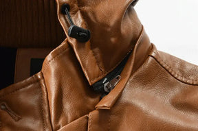 Jaqueta Longa de Couro com Capuz Masculina Romenzi RZ152 em couro premium, com costuras reforçadas e capuz removível para um visual elegante e funcional.
