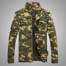 Jaqueta Masculina Camuflada Romenzi RZ185 com estampa resistente, conforto térmico e estilo sofisticado.