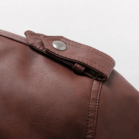 Jaqueta Masculina de Couro Original Romenzi RZ125 em couro genuíno com capuz removível, design elegante e qualidade premium, perfeita para conforto e estilo.