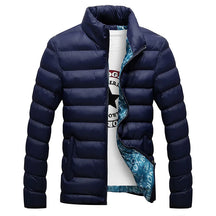 Jaqueta Masculina Joreh Romenzi RZ198 com design moderno, forro azul e escritas brancas, ideal para aquecer e proteger com estilo.