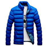Jaqueta Masculina Joreh Romenzi RZ198 com design moderno, forro azul e escritas brancas, ideal para aquecer e proteger com estilo.