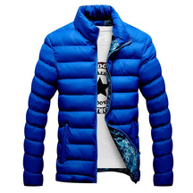 Jaqueta Masculina Joreh Romenzi RZ198 com design moderno, forro azul e escritas brancas, ideal para aquecer e proteger com estilo.