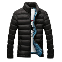 Jaqueta Masculina Joreh Romenzi RZ198 com design moderno, forro azul e escritas brancas, ideal para aquecer e proteger com estilo.