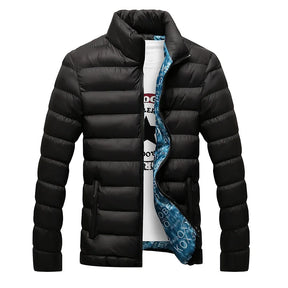 Jaqueta Masculina Joreh Romenzi RZ198 com design moderno, forro azul e escritas brancas, ideal para aquecer e proteger com estilo.