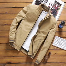 Jaqueta Masculina Milano Romenzi RZ166 destacando design sofisticado e materiais de alta qualidade.