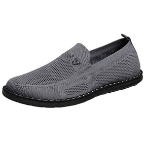 Mocassim Masculino Aero Romenzi RZ730 em detalhe, mocassim leve em materiais de alta qualidade que oferece conforto, durabilidade e estilo sofisticado.